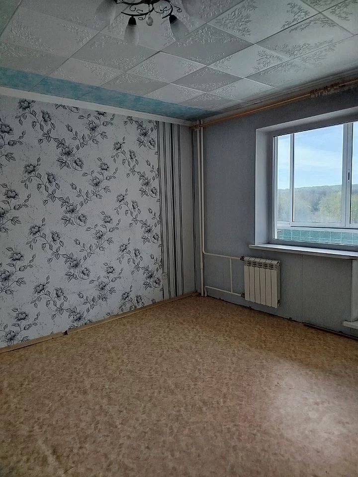 квартира в панельном доме 1991г. Комната изолированная.с/у раздельный выложен кафелем. Окна стеклопакеты, алюминиевые радиаторы. Балкон застеклен и облагорожен, на полу линолеум, обои. Нужен косметический ремонт. Квартира освобождена, окна на дорогу  (дом удаленно от дороги). Сторона солнечная.