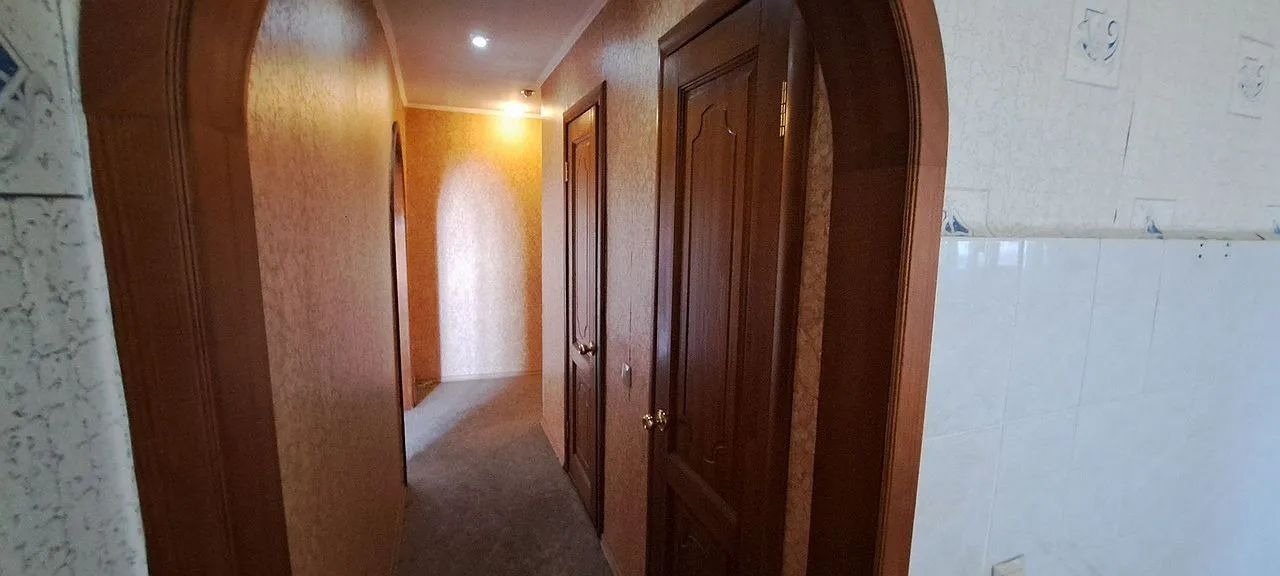 Квартира в кирпичном доме 1996 года постройки, изолированная комната. Квартира в скромном состоянии. Освобождена. В квартире стеклопакеты, алюминиевые радиаторы, на полу линолеум, обои, лоджия застеклена деревом. Окна выходят на реку.