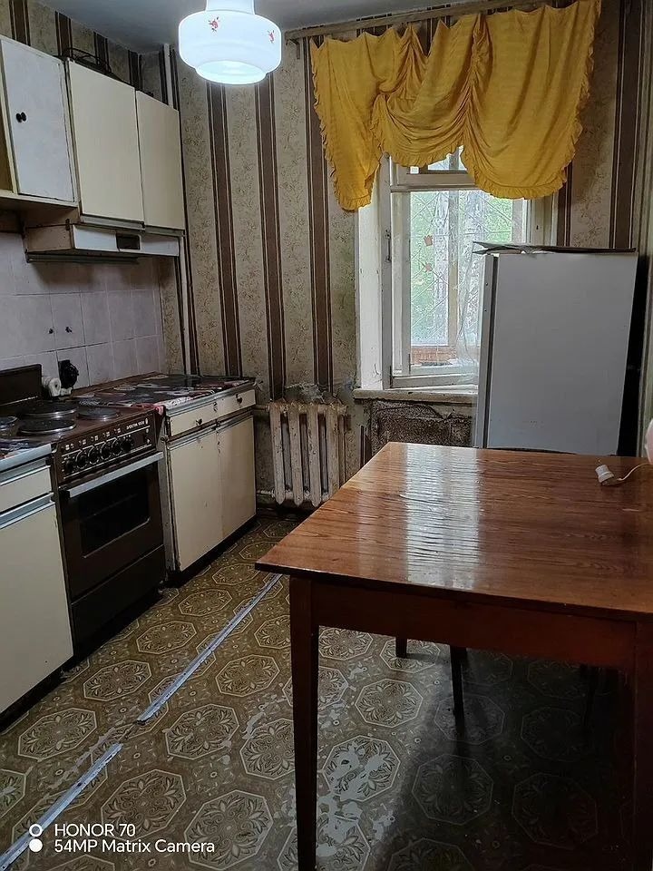 Квартира в кирпичном доме,комнаты изолированные, с/у раздельный. лоджия застеклена обычным остеклением.Окна во двор. Нужен ремонт. Оставят холодильник