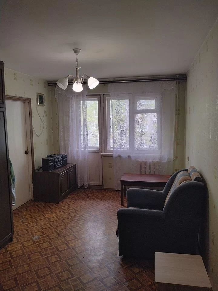 Квартира в панельном доме со смежными комнатами. Состояние обычное, деревянные окна,балкон не застеклен. Все окна на улицу.