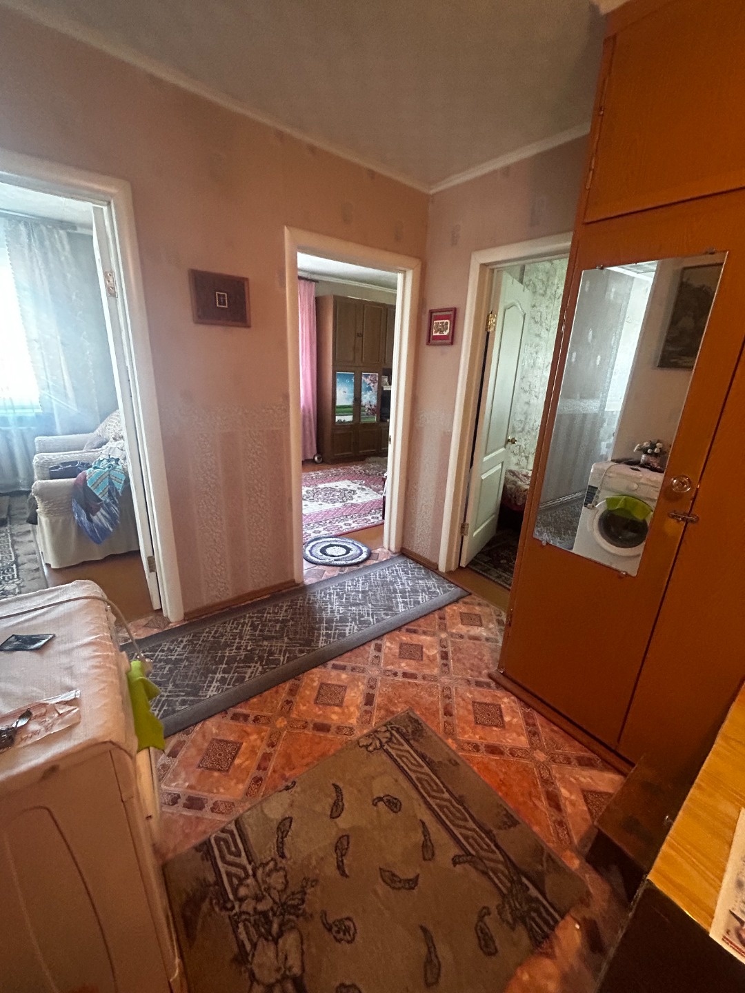 КВАРТИРА ПРОДАЕТСЯ ПОД НЕЖИЛОЕ. ОКНА НА ТРИ СТОРОНЫ ДОМА. Комнаты изолированные, квартира светлая, угловая. с/у раздельный.окна установлены стеклопакеты. Цоколь высокий.