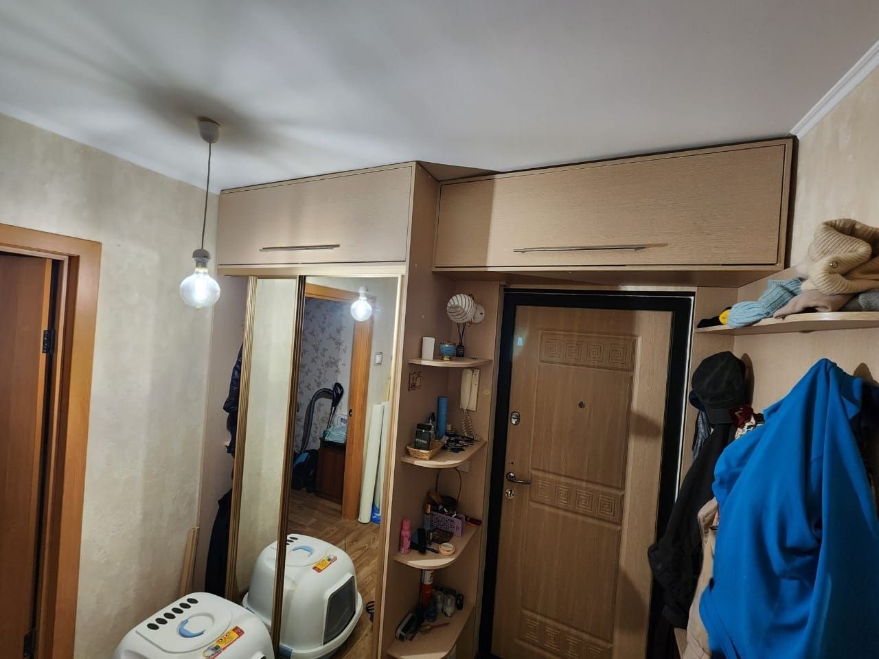 Предлагаем к покупке отличной планировки квартиру в Ленинском районе. В квартире есть 2 застекленных балкона. Окна стеклопакеты.Выполнен хороший ремонт, с/у раздельный выложен кафелем.Продажа возможна с мебелью по договоренности.