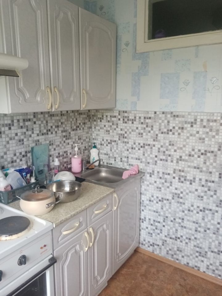 Квартира в монолитном доме с просторной кухней и балконом.В квартире сделан косметический ремонт, есть необходимая мебель. Санузел совмещённый, окна пластиковые, входная и межкомнатные двери новые. Хорошее расположение дома рядом школа,детский сад,автобусная остановка, магазины, рядом парк для прогу