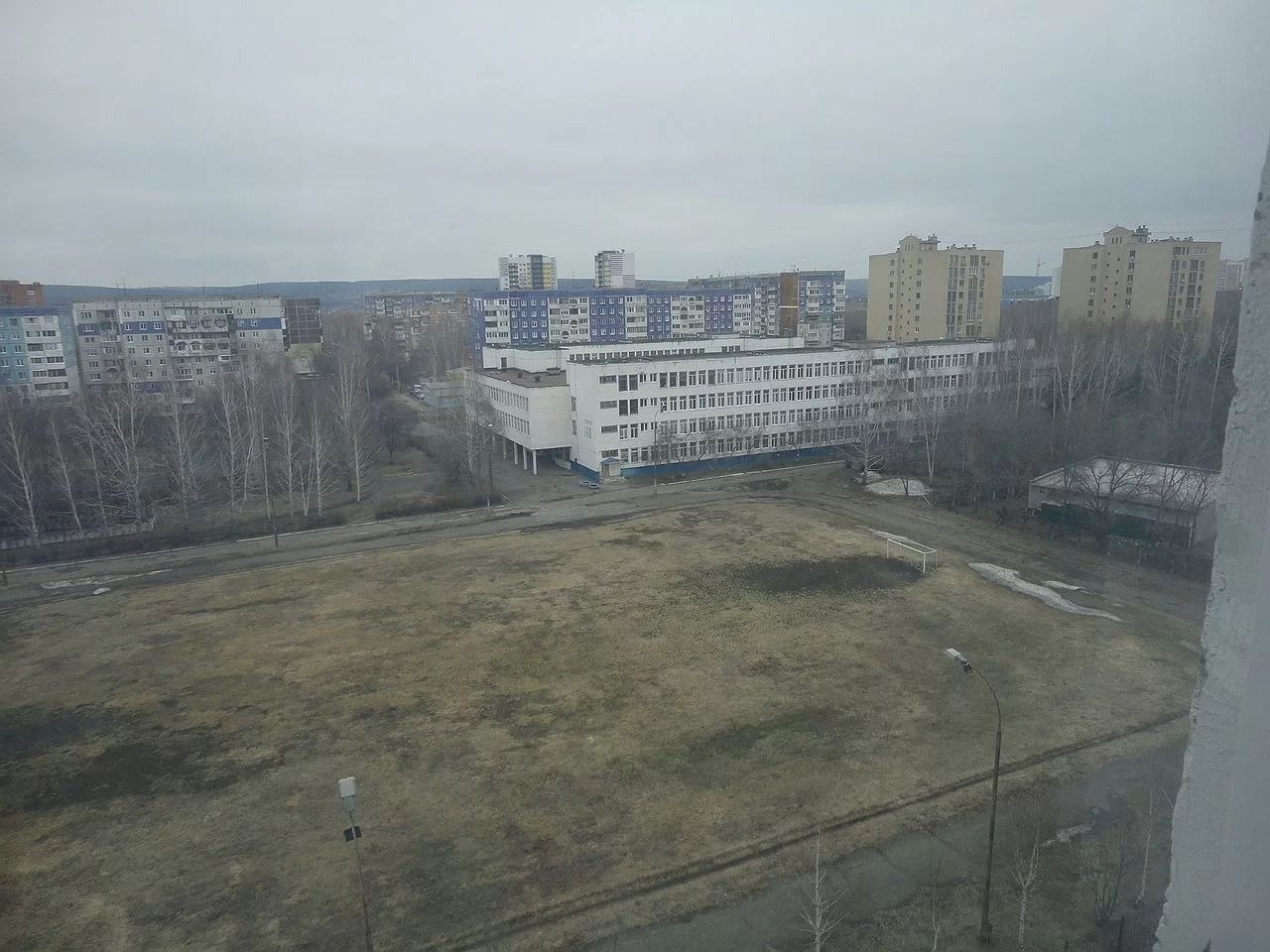 Квартира студия в панельном доме. Установлен стеклопакет, металлическая дверь. Установлены электросчетчик и водяные счетчики. в остальном требуется ремонт. Рядом развитая инфраструктура.Удобное местоположение.