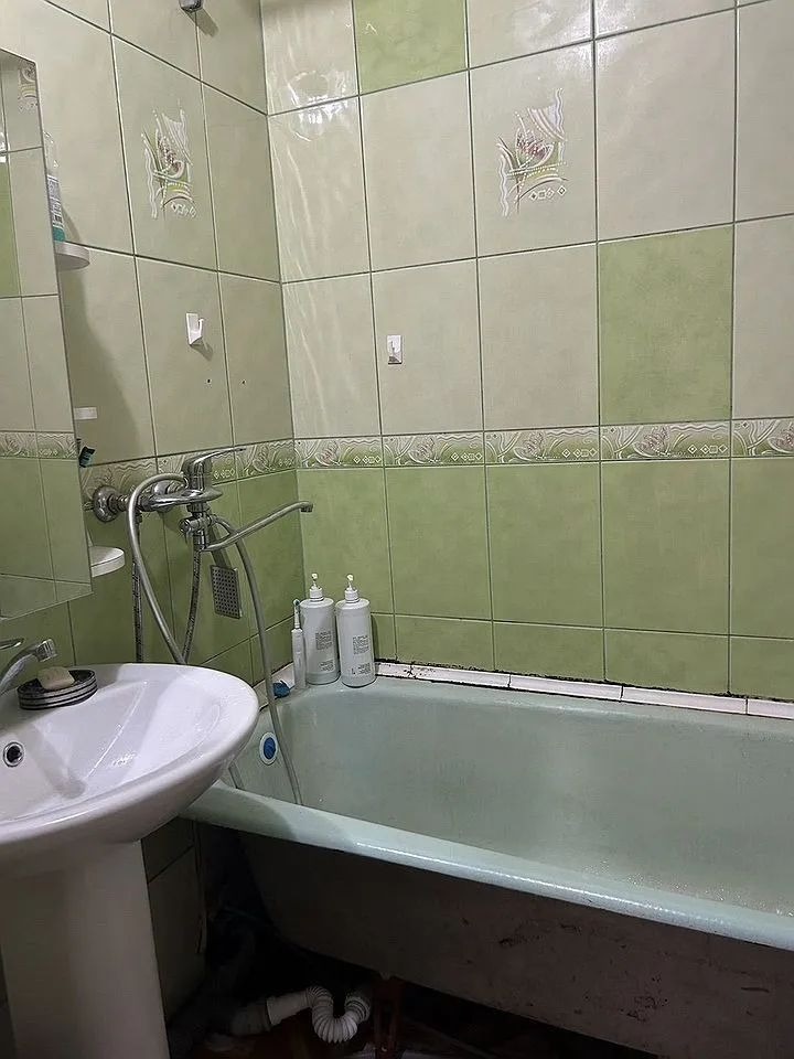 Квартира в панельном доме,не угловая, комната изолирована от кухни. Стеклопакеты,на полу линолеум, обои,большой балкон. Окна выходят во двор. Карман на 2 квартиры. С/у раздельный выложены кафелем. Мебель и техника остаются в квартире.