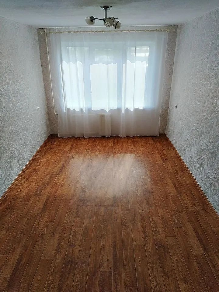 Квартира в панельном доме в хорошем состоянии. Установлен стеклопакет. В комнате на полу линолеум, новые входная дверь и межкомнатная. с/у совмещен и выложен кафелем. 