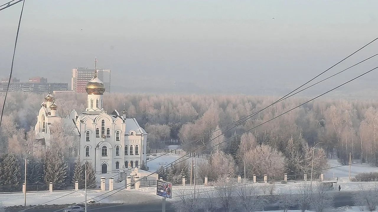 Предлагаем к покупке просторную 3-х комнатную квартиру с красивым видом на храм. Комнаты изолированные, требуется ремонт. Документы готовы к продаже.
