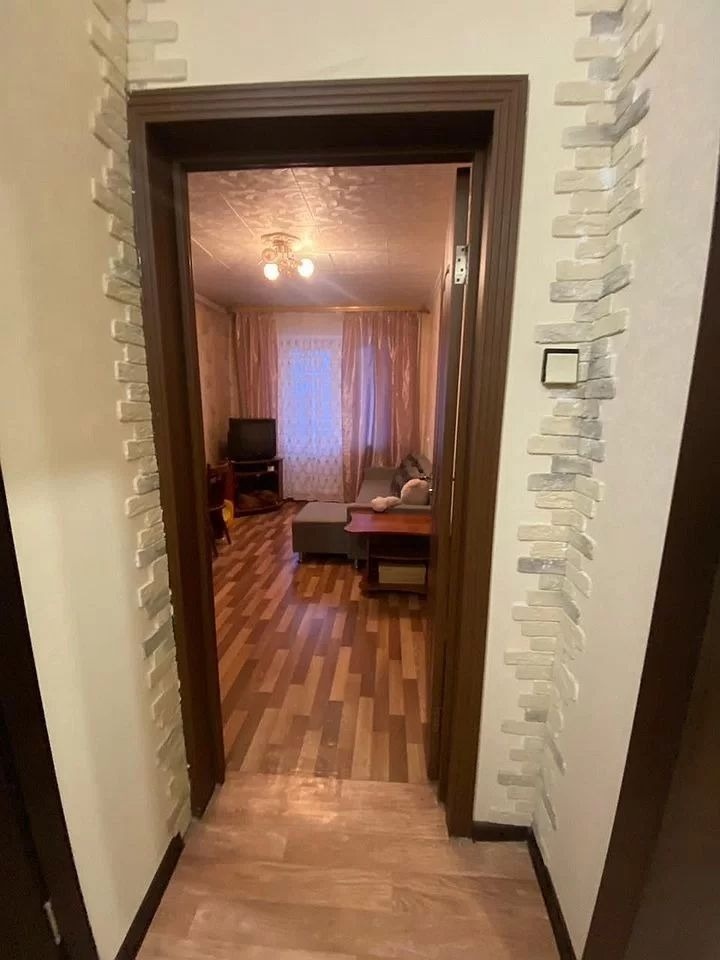 Предлагаем к продаже 4-х комнатную квартиру,частично выполнен ремонт. Дом расположен во дворах.Состояние хорошее.Район отличный с развитой инфраструктурой, есть и магазины, ТЦ, поликлиники,школы, и детские сады. Квартира освобождена. Приглашаем заинтересованных записаться на просмотр этой уютной и п