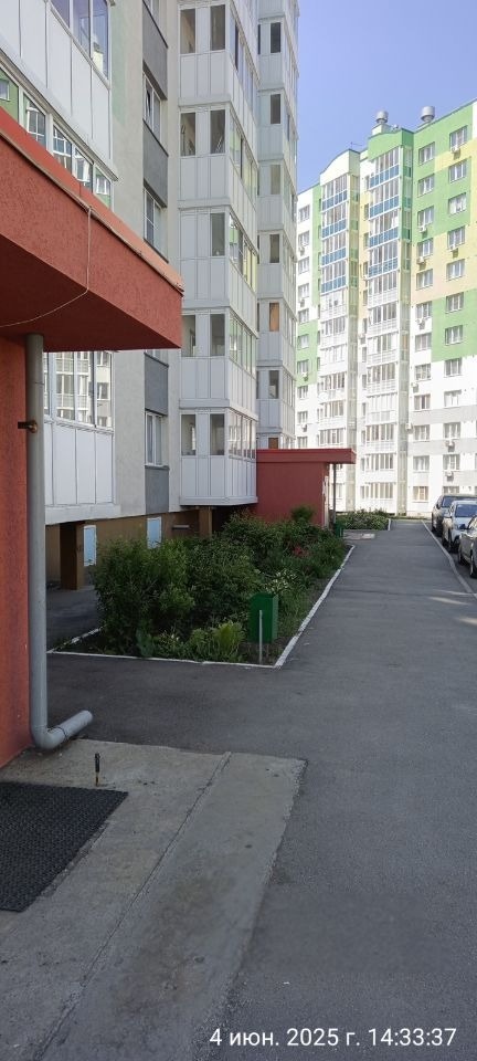 В квартире сделан евроремонт с использованием современных материалов. Пространство организовано таким образом, что кухня, площадью 4.8 кв. м, гармонично интегрирована в жилую зону. Санузел совмещенный, что удобно для эксплуатации. В квартире есть лоджия, где можно наслаждаться утренним кофе, глядя н