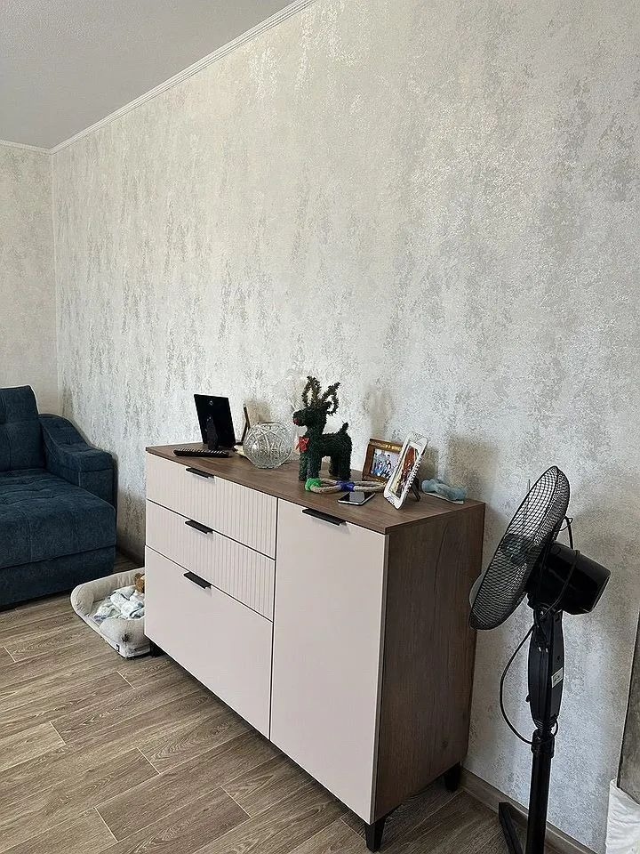 Предлагаем 2-х комнатную квартиру в панельном доме. Состояние нормальное. Комнаты изолированные. С/у раздельный требует ремонт. В квартире на полу линолеум, светлые обои,есть лоджия