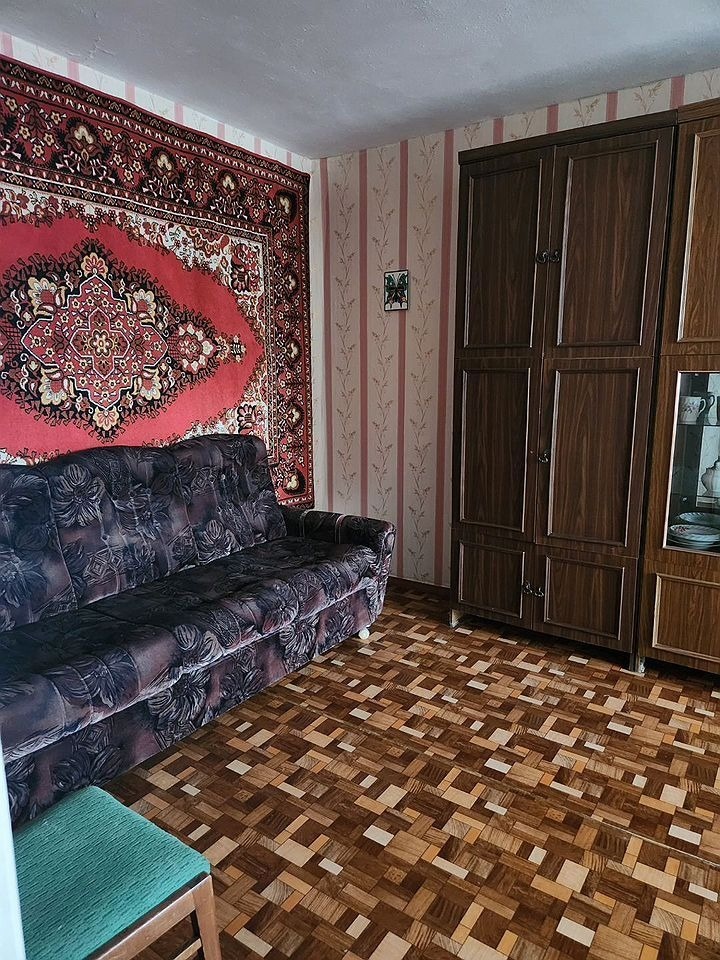 Квартира в панельном доме 1987г, окна во двор. С/у раздельный, в ванной кафель на пол стены. Состояние обычное. Ремонт косметический, окна стеклопакеты. лоджия застеклена деревом.