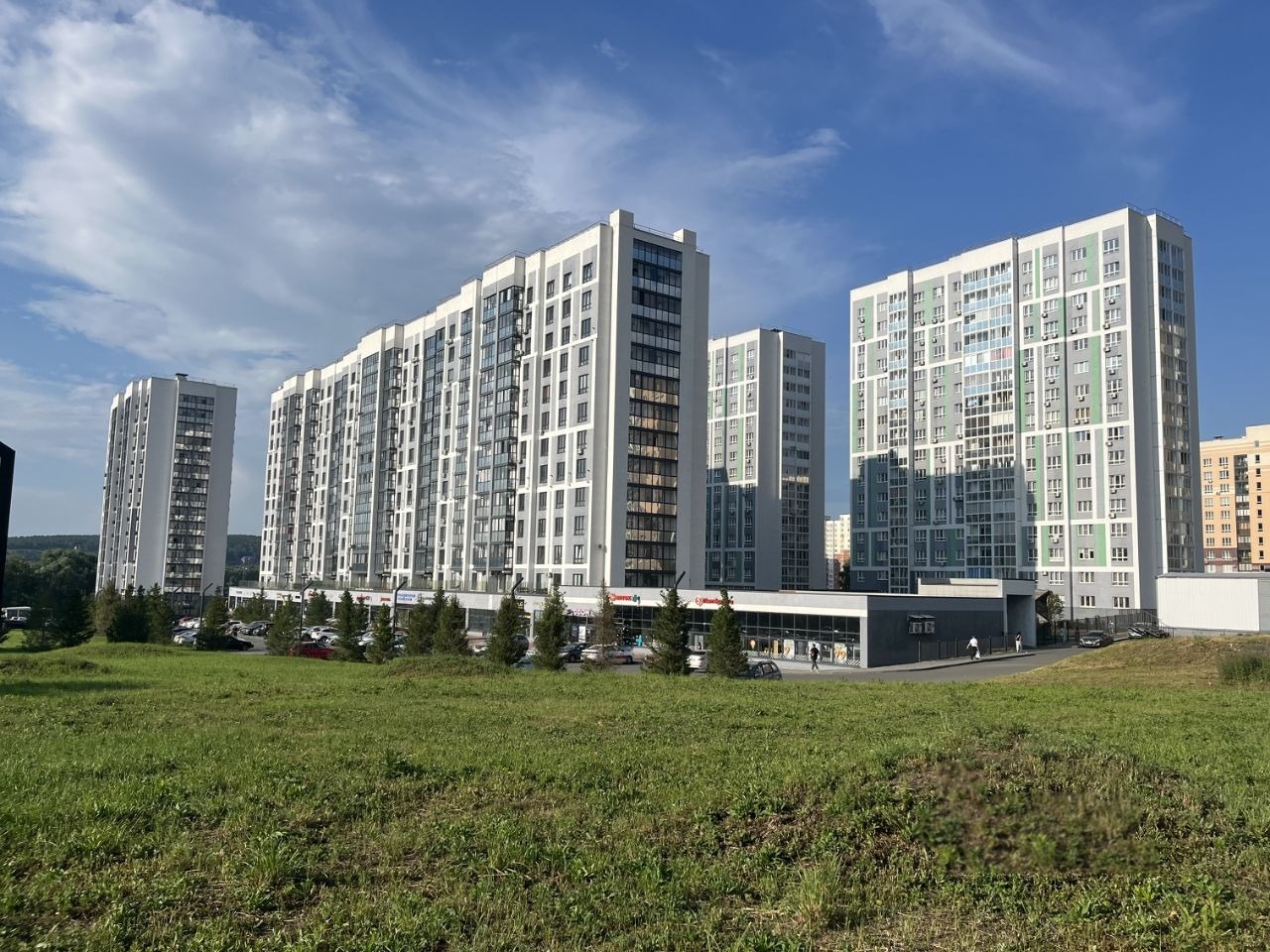 Предлагаем к покупке 2-х комнатную квартиру комфорт-класса с просторной террасой 6,5кв.м.Просторная кухня-гостиная с панорамными окнами и выходом на собственную террасу, изолированная комната с большим окном. В квартире современный ремонт в спокойных тонах. Для удобства проживания в комплексе предус