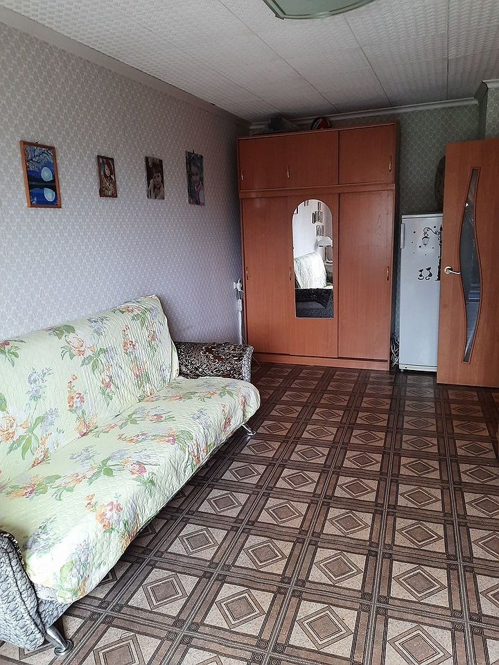 Квартира в кирпичном доме состояние обычное на полу линолеум, обои. с/у совмещен выложен плиткой. Окна стеклопакеты,балкон не застеклен. Квартира очень тёплая,светлая, расположена удобно, в шаговой доступности вокзал, школа , аптеки , магазины.