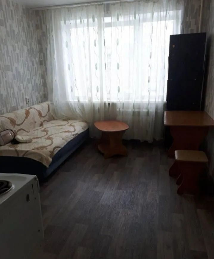 Квартира студия с отличным местоположением. Окна выходят во двор,установлен стеклопакет.Натяжной потолок, на полу линолеум. С/у совмещен выложен кафель. Хорошая входная дверь установлена.