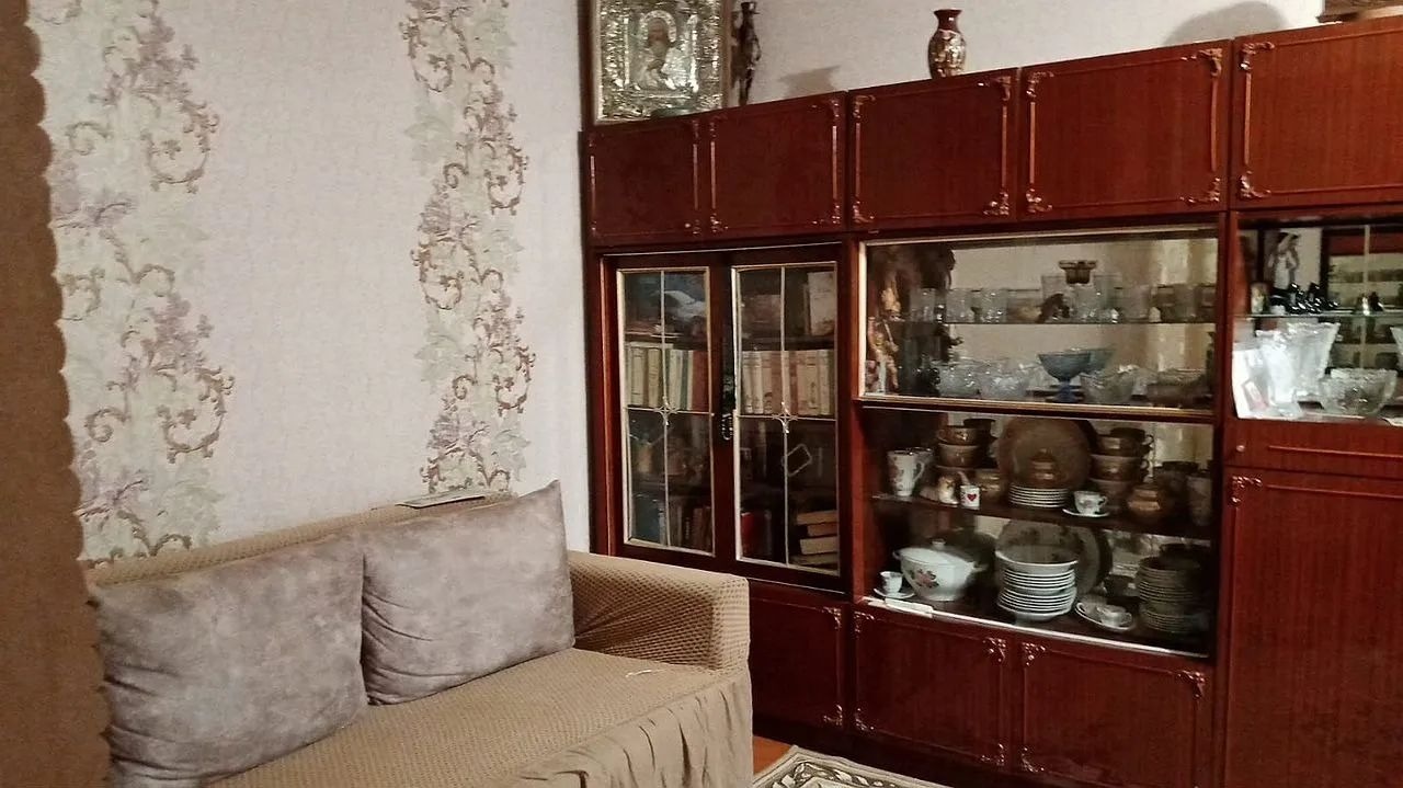 Квартира в панельном доме. Комнаты смежные. Квартира в косметическом состоянии,окна стеклопакеты, балкон застеклен деревом.Мебель и техника остаются в квартире.С/у совмещенный.
