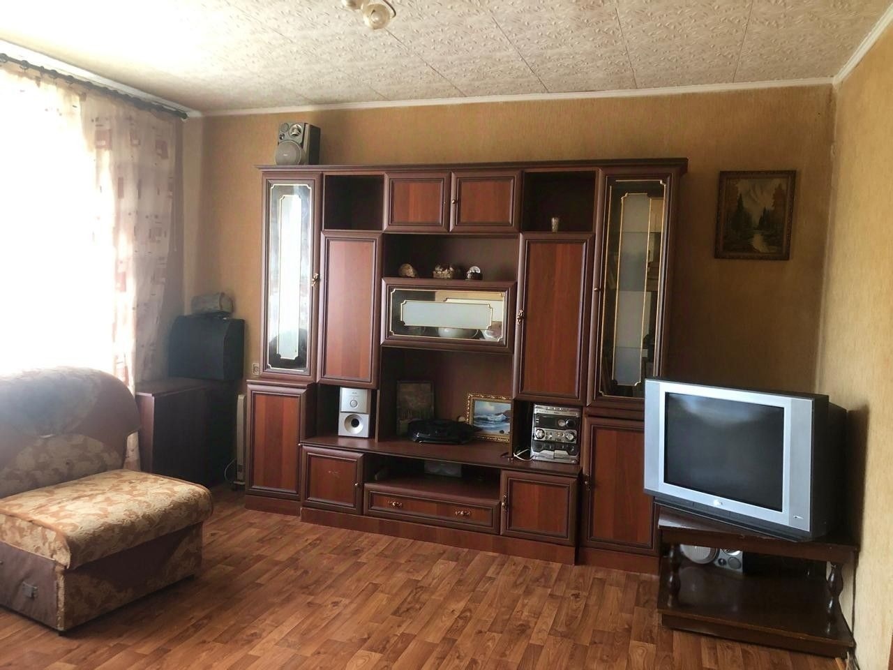 Продается отличная квартира в панельном доме, три изолированных комнаты в удобнейшем для проживания районе с развитой инфраструктурой - за окном Кузбасский парк, в шаговой доступности школы и детские сады, огромное количество магазинов, кафе, ресторанов, рядом с домом несколько остановок общественно
