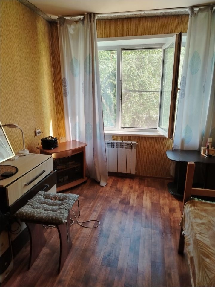 Продается 1 комнатная квартира.Очень теплая, комфортный этаж.Стеклопакет, на полу линолеум.С/у совмещенный.