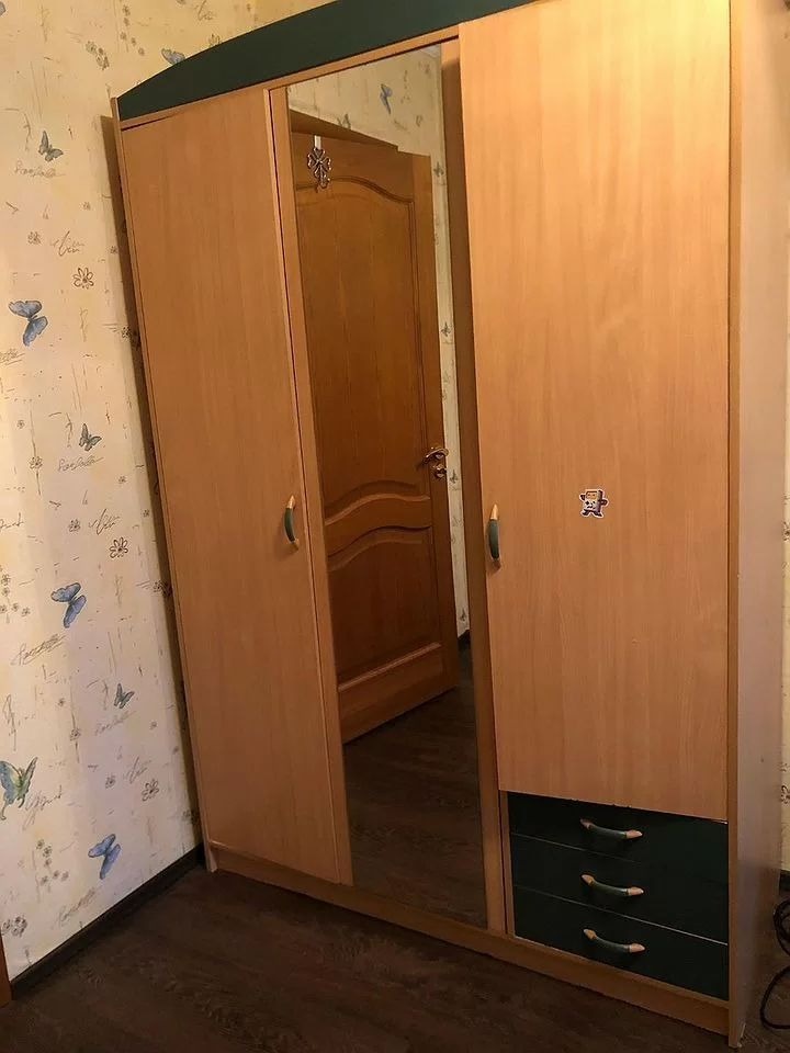 Предлагаем 2-х комнатную квартиру в панельном доме с изолированными комнатами.С/у совмещенный выложен кафелем. душевая кабина. В кухне на полу керамогранит, в комнатах линолеум. Балкон застеклен.Торг предусматривается.