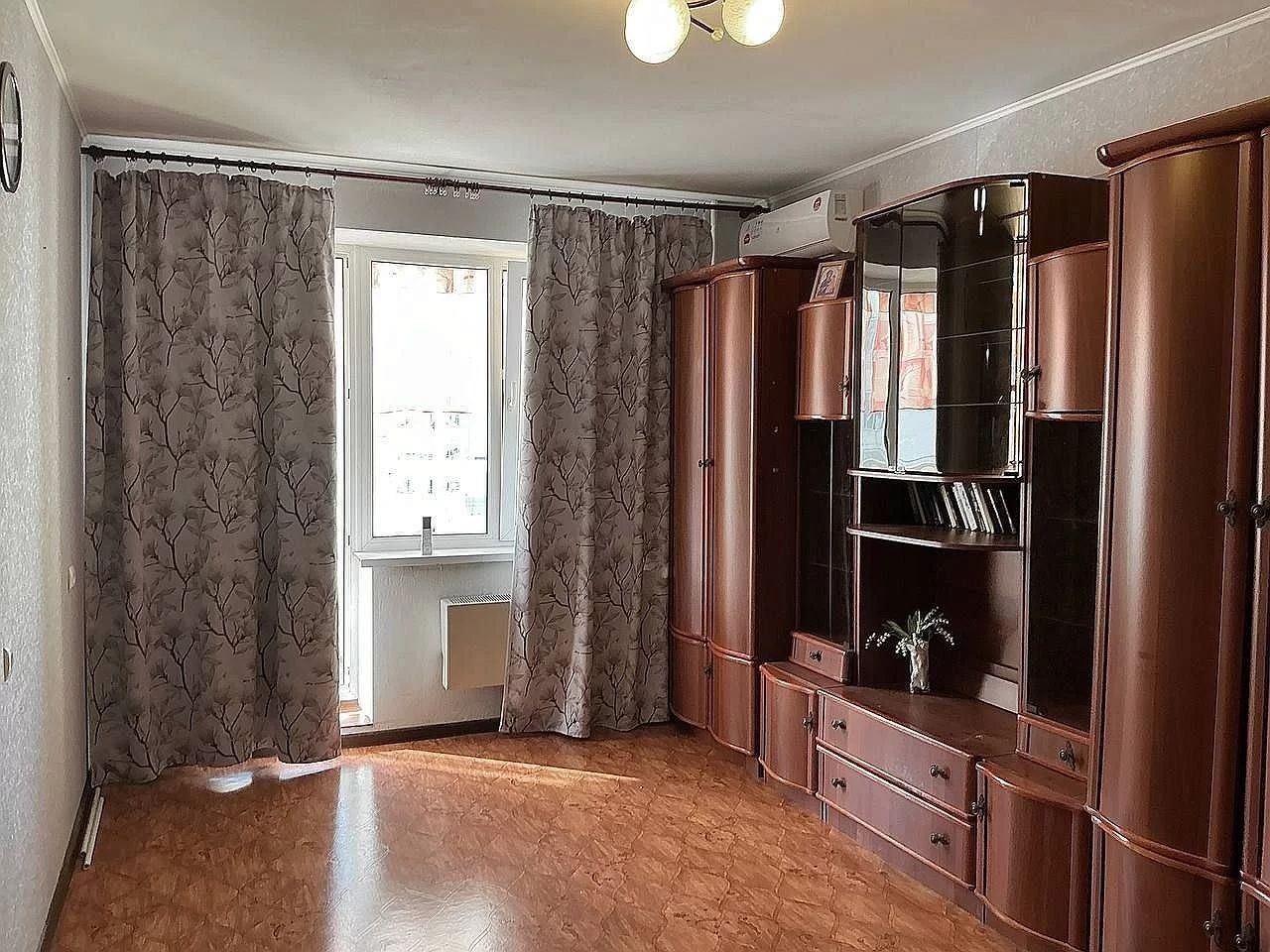 Квартира в панельном доме 2013 года. Высокие потолки 2,8м. В квартире выполнен аккуратный косметический ремонт. С/у совмещен и выложен кафелем. Большая лоджия застеклена. 