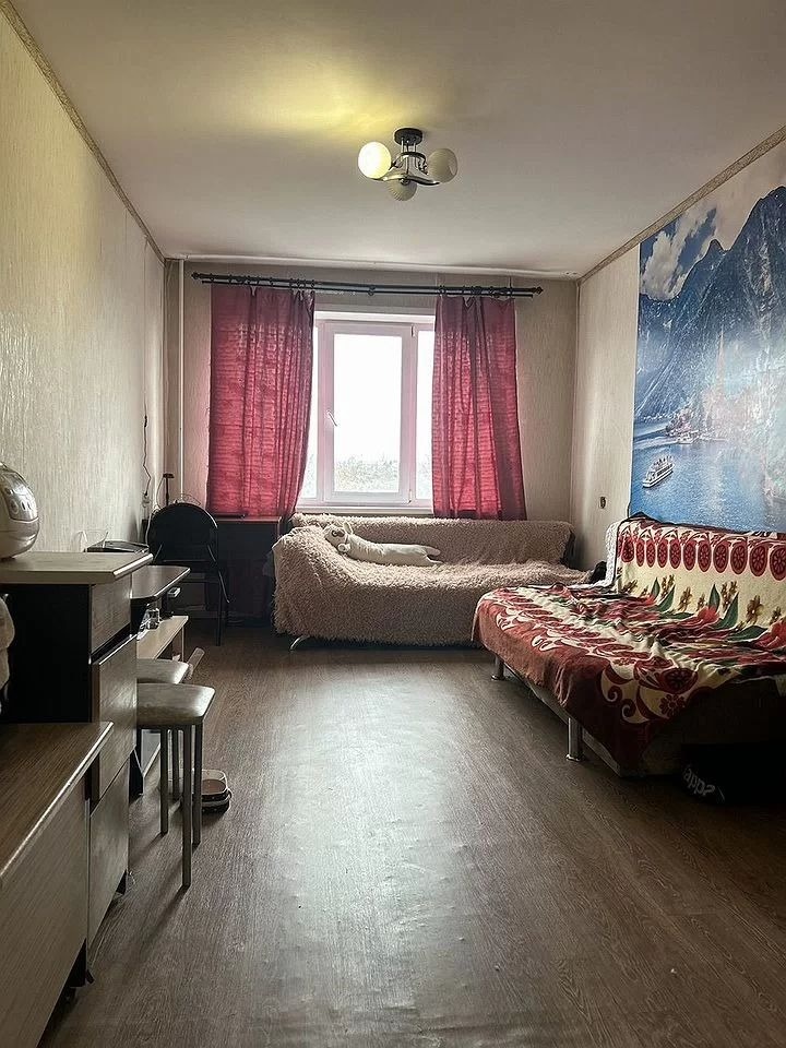 Продается квартира в панельном доме, расположена на третьем этаже девятиэтажного здания.Общая площадь квартиры составляет 22 кв. м,жилая площадь- 17кв.м. Дом построен был в 1978 году и оснащен пассажирским лифтом,пандусом и мусоропроводом. В санузле кафель, окно стеклопакет, на полу линолеум.