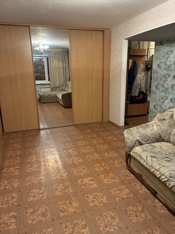 Предлагаем чистую, теплую квартиру рядом с центром города. Дом расположен во дворе вдали от дороги.В квартире пластиковые окна,биметаллические батареи. с/у совмещен и выложен кафелем. на окнах решетки,не низкий цоколь. В квартире вся мебель остается.Комнаты смежные. Рядом с домом детский сад, магази