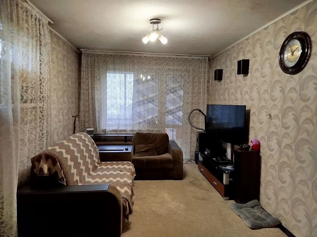 Предлагаем к покупке уютную квартиру улучшенной планировки. Просторная квартира с кухней 9 кв.м.Большая застекленная лоджия 6кв.м. С/у совмещен и выложен кафелем.Установлена двойная входная дверь в закрытом кармане на 3 квартиры.Вся необходимая мебель и техника остаются в квартире за исключением тел