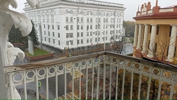 Квартира в историческом центре города с видом на площадь Советов. В квартире высокие потолки,дом кирпичный.Потолки и стены выровнены,пластиковые окна, новые радиаторы. С/у раздельный.Балкон.Закрытая парковка только для жителей дома.