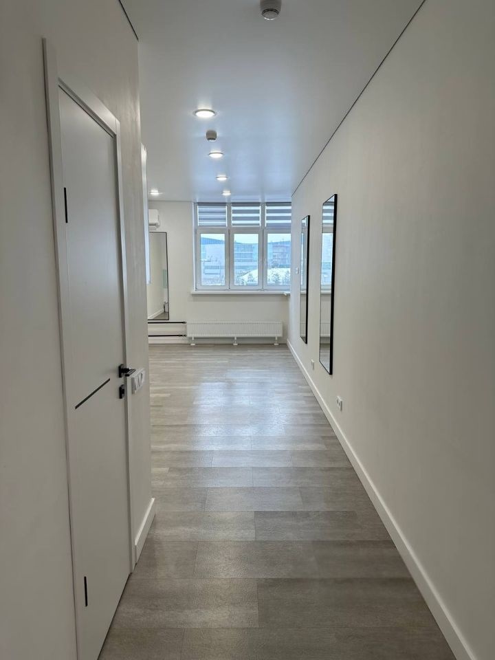 Квартира в монолитном доме 2023 года. Квартира-студия с новым современным ремонтом из дорогостоящих материалов.Установлен кухонный гарнитур, окно выходит во двор, с/узел совмещен выложен кафелем и установлена качественная сантехника.