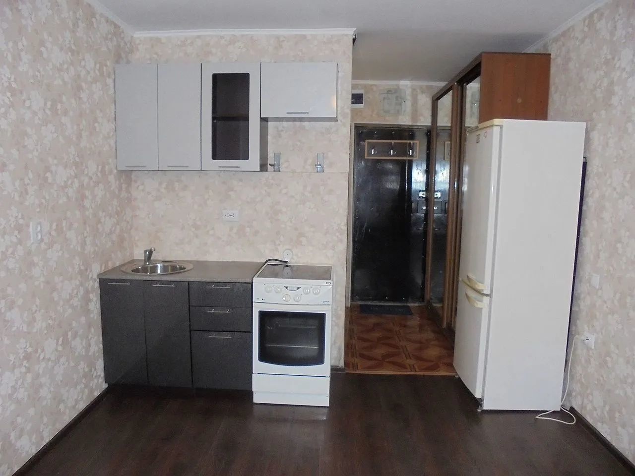 Продается квартира очень светлая,сделан косметический ремонт. Окно-стеклопакет, на полу линолеум, с/у совмещен и выложен кафелем.