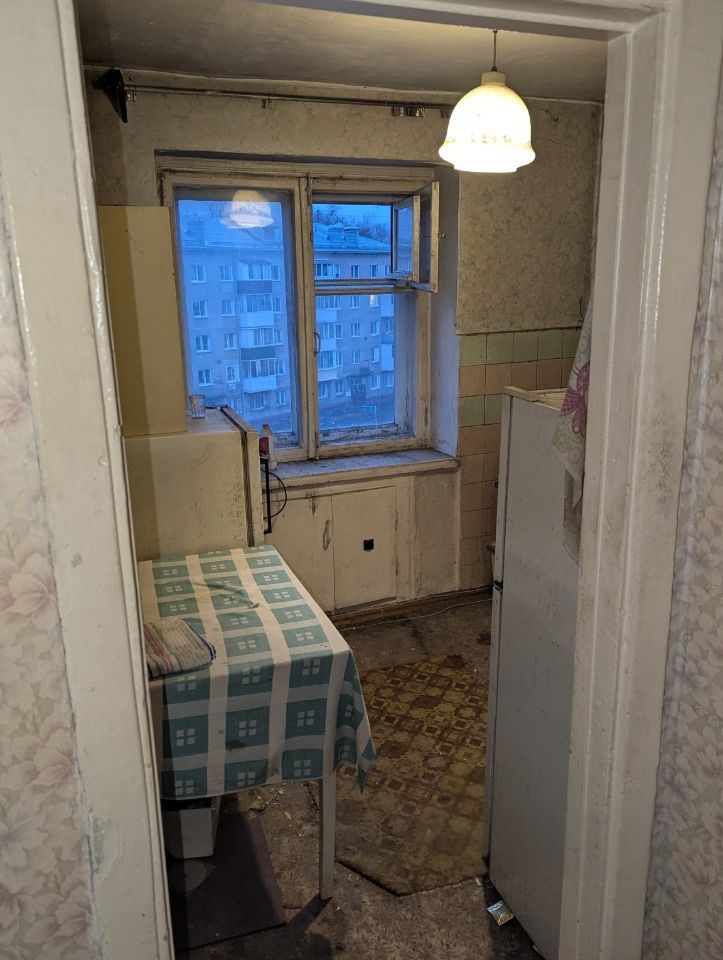 Квартира в кирпичном доме.Окна во двор, балкон застеклен деревом. Квартира требует ремонт.