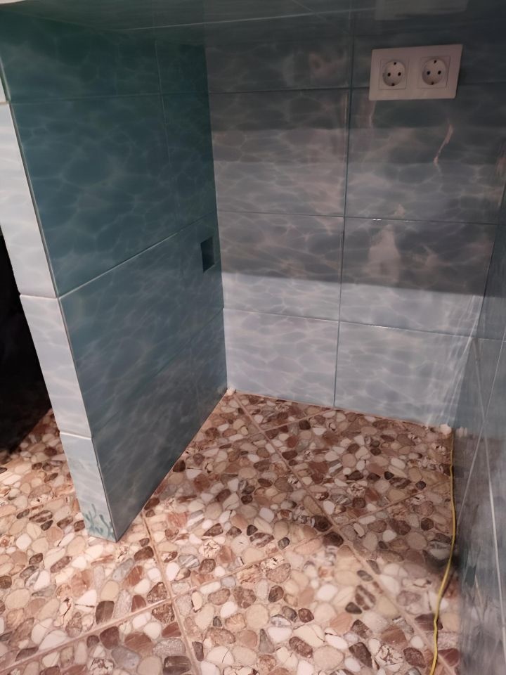 Квартира в кирпичном доме.Три комнаты и кухня-гостинная. Состояние хорошее.Стеклопакеты,с/у раздельный, на полу в некоторых комнатах линолеум, в других паркет, потолок натяжной и гипсокартон. Хорошие межкомнатные двери. Лоджия застеклена ПВХ облагорожена(свет,интернет).