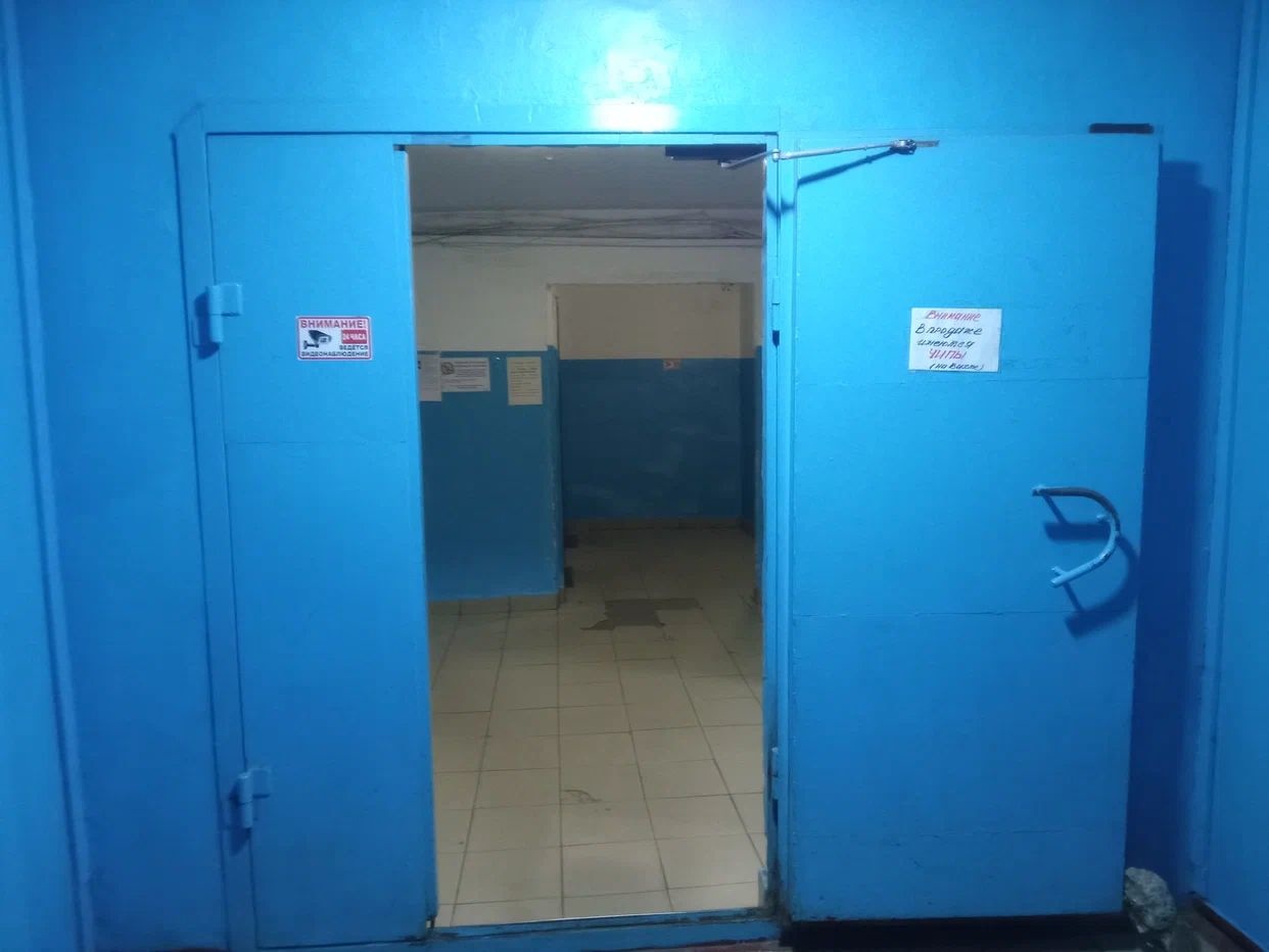 Квартира в панельном доме, расположение отличное во дворах вдали от проезжей дороги. Окно стеклопакет. На полу линолеум.