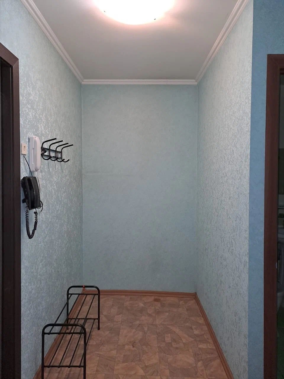 Предлагаем к покупке квартиру с отличным местоположением и состоянием. Жилая комната изолированна.Квартира очень теплая, светлая, на солнечной стороне.В квартире был капитальный ремонт- натяжные потолки в комнате, выровненные потолки в коридоре, стены выровнены, заменены батареи, заменена проводка, 