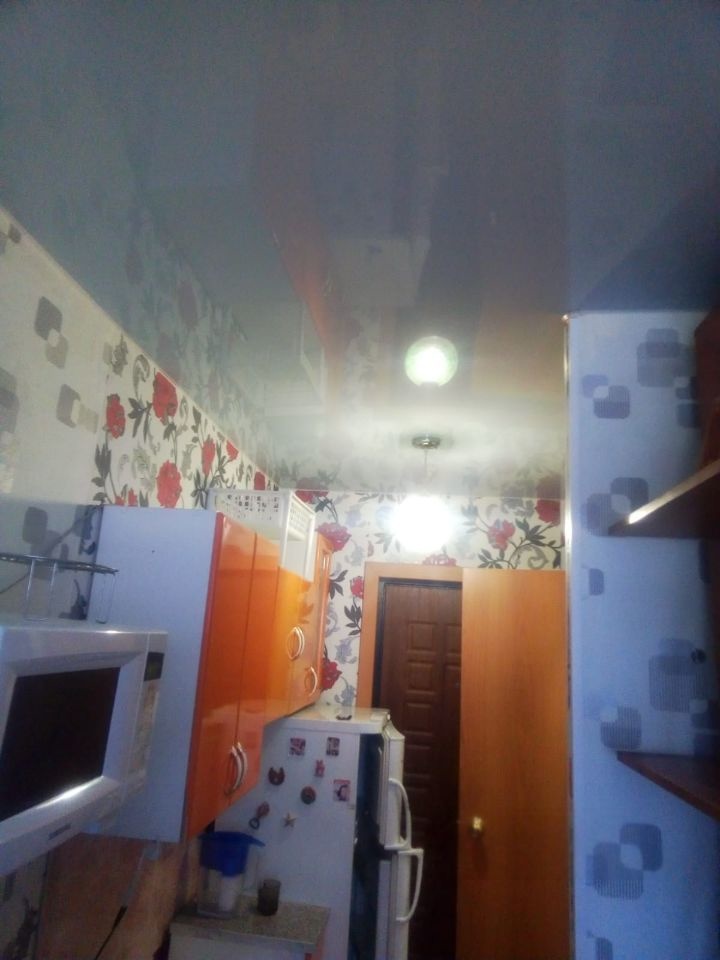 Предлагаем очень уютную квартиру в развивающимся районе города.  В квартире остается вся мебель и техника (кухня, диван, шкаф, ст.машина, микроволновка). У стеклопакета две рабочие створки, натяжной потолок, линолеум. с/у совмещен и выложен кафелем. В шаговой доступности дет.сад и школа. До останово