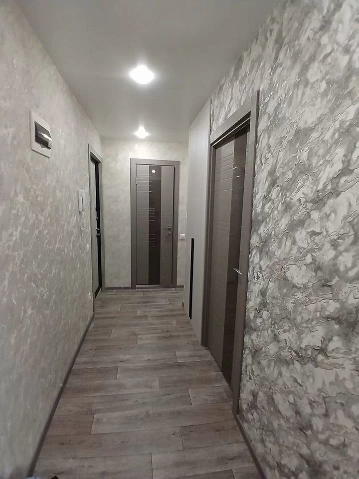 Предлагаем к покупке светлую квартиру с современным ремонтом. Есть балкон и лоджия застеклены. Окна стеклопакеты, натяжной потолок, встроенный кухонный гарнитур. с/у раздельный выложен кафелем.