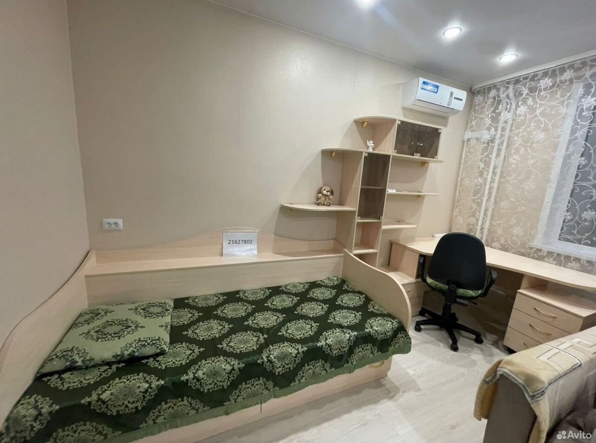 Предлагаем к покупке квартиру расположенную рядом с центром города. Квартира расположена в центре многочисленной инфраструктуры города это и ТЦ, многочисленные магазины,в шаговой доступности ж/д и автовокзалы, кафе ,столовые,ТЦ  Ретро,Бизнес центры гипермаркет Лента, супермаркеты Ярче, пятёрочка, 