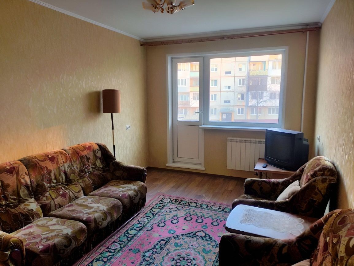 Светлая,теплая квартира с удобным местоположением. В квартире комнаты изолированные, состояние хорошее: заменены трубы,проводка,выровнены стены и потолок. С/у раздельный выложен до потолка кафелем.