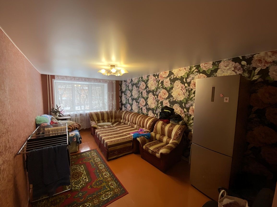 Квартира в кирпичном доме,окна стеклопакеты,балкон застеклен.С/у раздельный,есть кладовая.Комнаты изолированные.Теплая и светлая квартира.