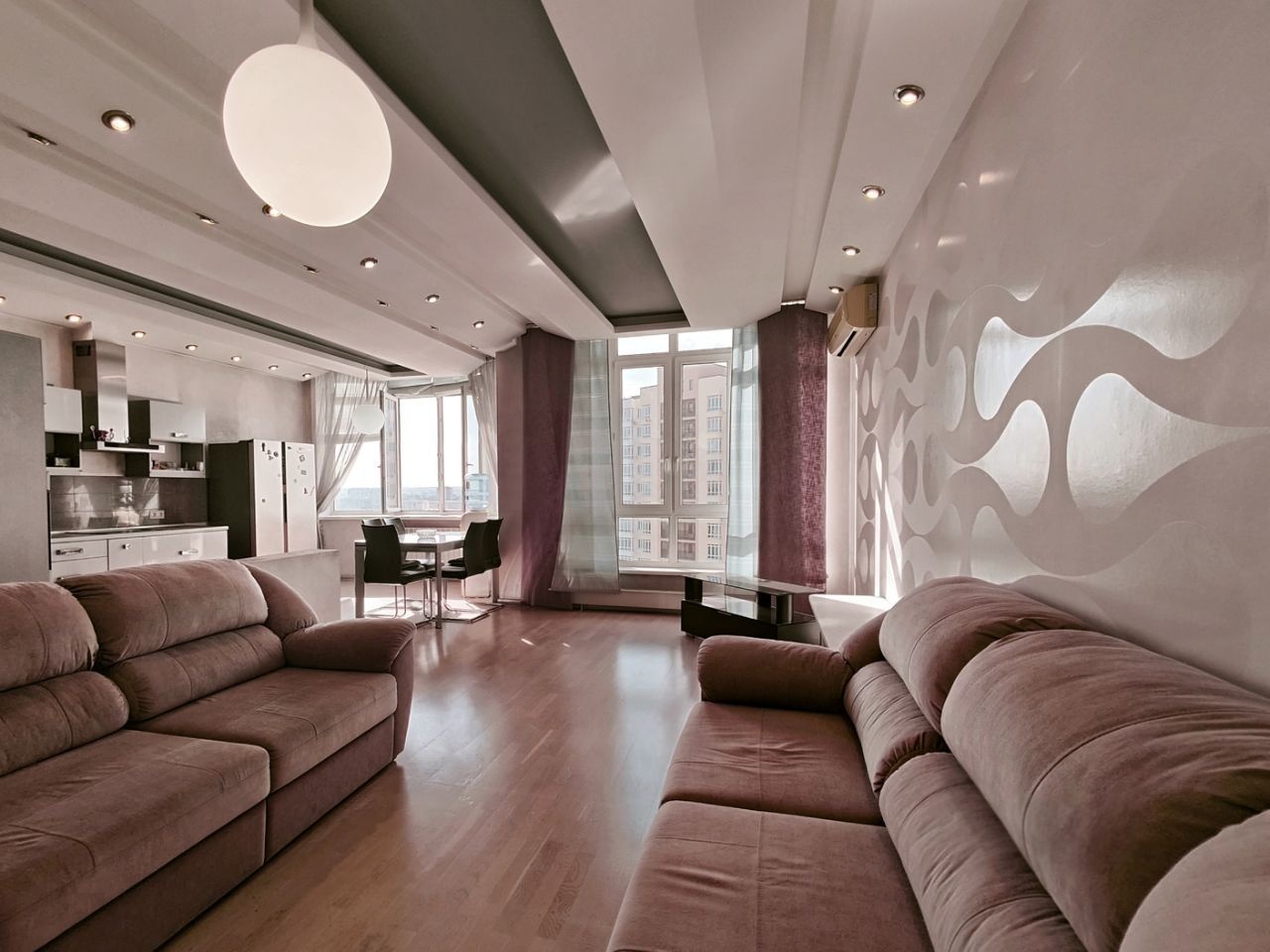 Квартира в ЖКСолнечная горка.Из окон открываются видовые характеристики: часть окон выходит на тихий, закрытый двор, а другая — на улицу, где разнообразие видов.Двор: Благоустроенный, огороженная территория, детская площадка.Инфраструктура: В шаговой доступности находятся Цирк и торговый центр Про