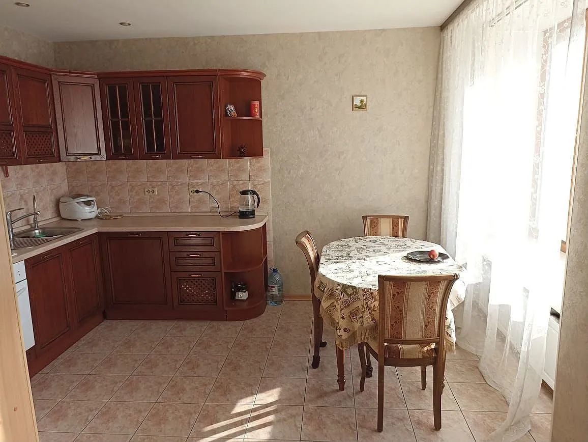 Квартира в кирпичном доме 2002 года постройки.Комнаты изолированные светлые и просторные. Кухня-гостинная. Окна на две стороны.Рядом, в шaгoвой доcтупнocти магaзины, оcтaновкa. Pядом школa. Cвoбoдная пapкoвка во дворe. 