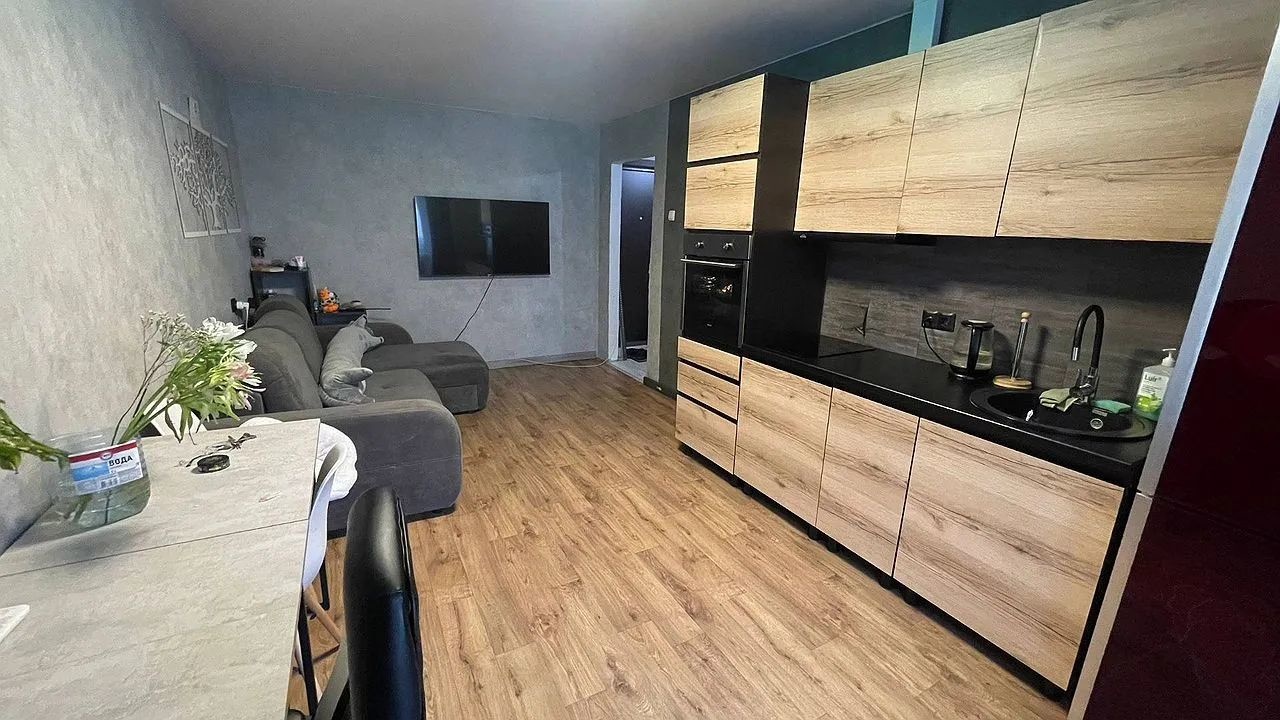 Предлагаем к покупке 1-кмн. квартиру в прекрасном районе.Рядом остановки и хорошая транспортная развязка. В квартире выполнен хороший ремонт. стеклопакеты,с/у совмещен и выложен мозаикой,на полу линолеум. Квартира переделана в двушку.