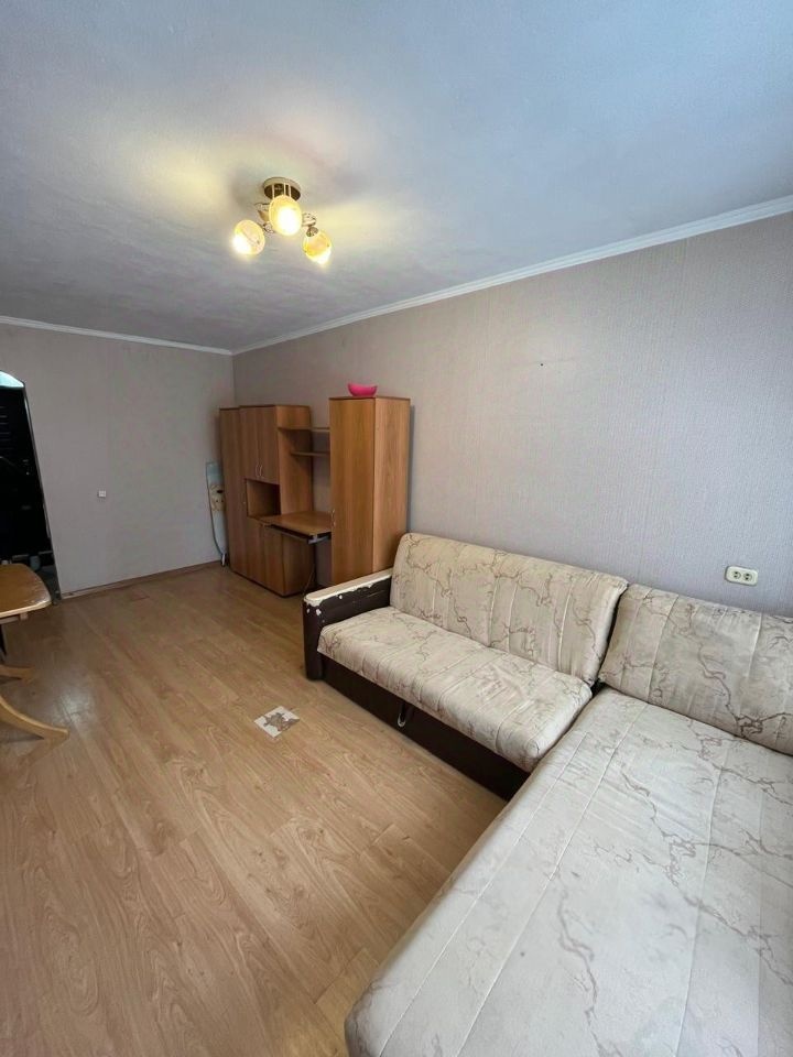 Светлая квартира в хорошем состоянии. На полу линолеум,с/у совмещен и выложен кафелем, окно-стеклопакет. В коридоре выложено плиткой. Отличная локация с множеством магазинов,остановок,школы,сады.