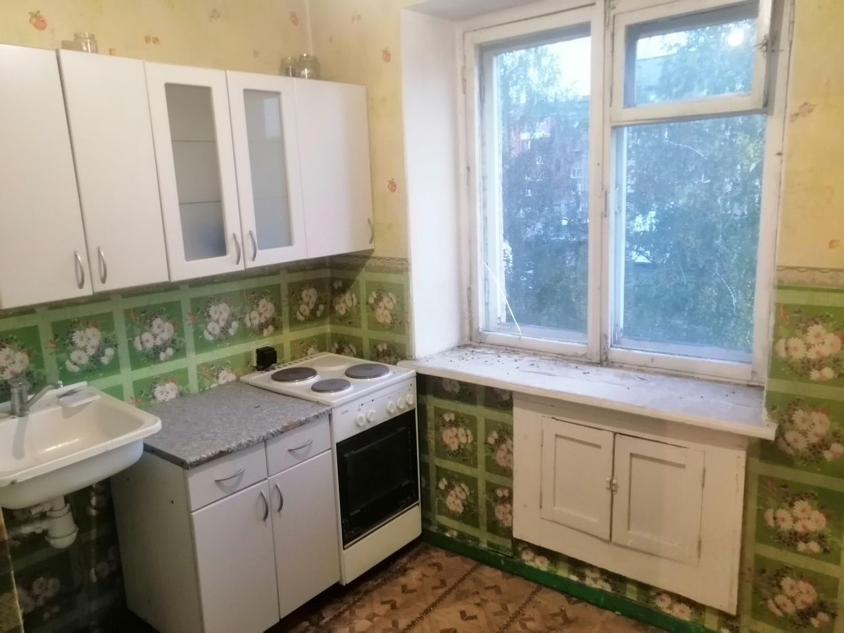 3-х комнатная квартира со смежно-изолированными комнатами.Квартира угловая,но теплая. Квартира требует ремонта.Рядом д/с,школа,множество магазинов.