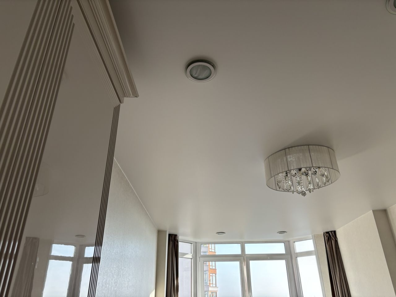 Предлагаем квартиру в ЖКЦветной Бульвар Дом 2019г.Из окна прекрасный вид памятник и красное озеро(летний открытый бассейн и великолепные закатные вечера ), а так же на двор с фонтаном, видовой этаж.  В квартире выполнен дизайнерский ремонт. Все коммуникации сантехнические - металл. Вся плитка в ва