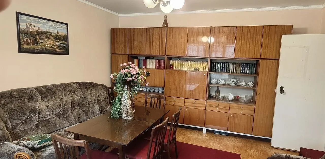 Квартира в панельном доме. Светлая и теплая.Комнаты изолированные, с/у раздельный. Окна на две стороны.Квартира требует ремонта, но вполне жилая: на полу линолеум, в с/у кафель. 