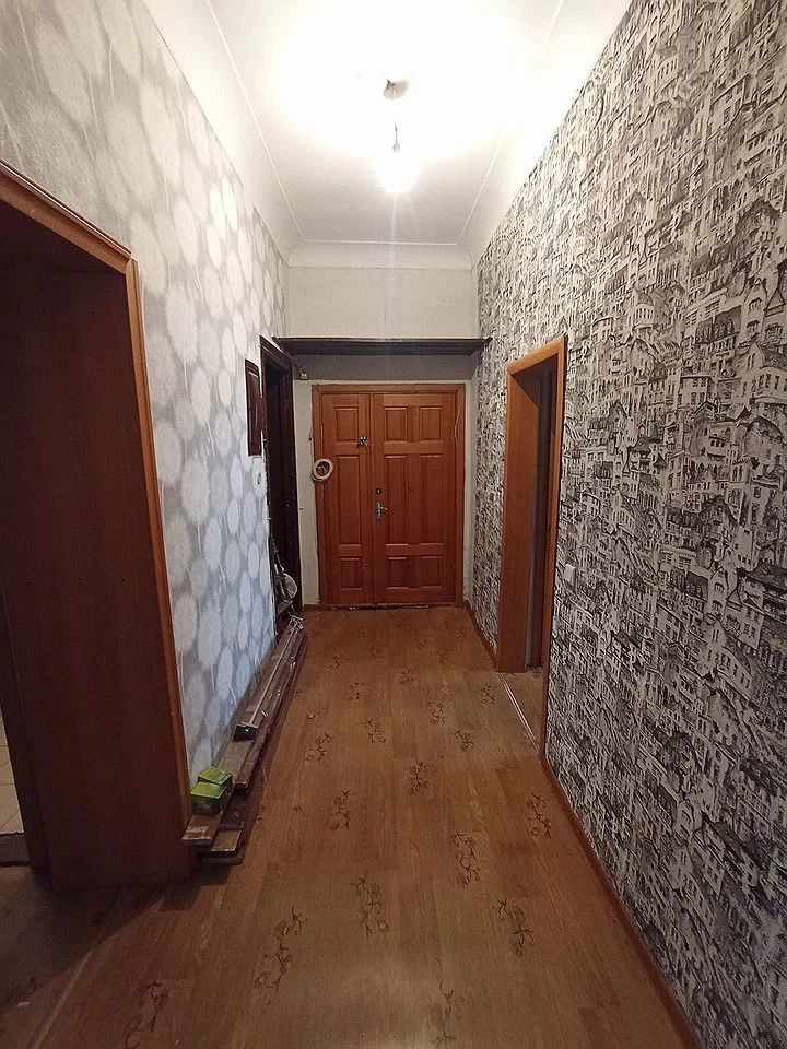 Продается квартира в центре города с изолированными комнатами в кирпичном доме.Комнаты светлые и просторные,высокие потолки 3,2м. Квартира освобождена.Квартира без обременений.