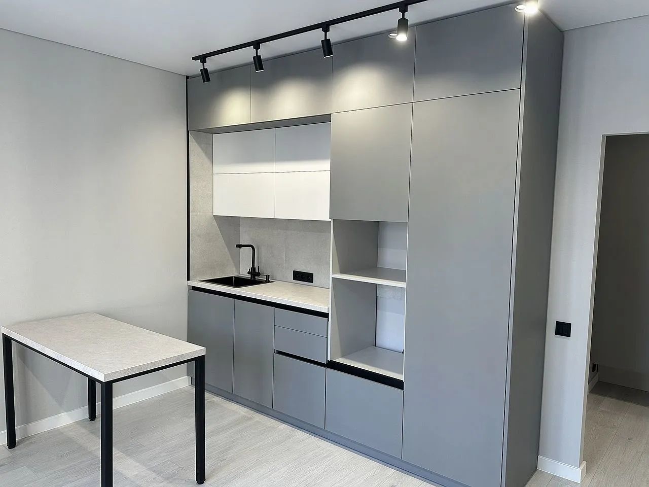 Предлагаем к покупке современную и уютную евро 2-ку. Квартира с отличным ремонтом по дизайн-проекту,никто не жил.Отличная планировка: большая кухня-гостиная и изолированная спальная комната, застекленная лоджия. Из окон отличный панорамный вид, хорошее расположение дома.В квартире полностью установл