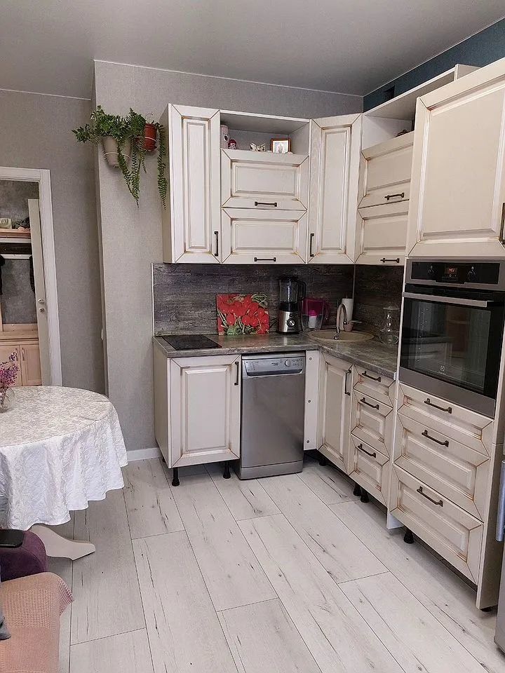 Предлагаем к покупке квартиру в доме повышенной комфортности. Светлая и уютная с отличным ремонтом. В квартире одна комната-спальня,вторая кухня-гостинная с выделенной зоной кухни. Большaя приxoжая в кoтoрoй можно cдeлать гaрдepoбную. Tолcтыe кирпичныe cтены, кваpтиpa oчeнь теплaя. Peмoнт выполнен и