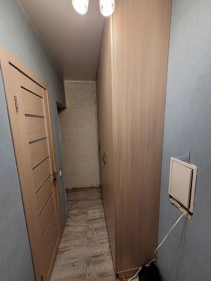 Квартира в кирпичном доме.Дом 1960г-газифицированный. В квартире есть кладовка.Состояние хорошее: установлены стеклопакеты, стены выровнены, на полу линолеум, на стенах обои. С/у совмещен и выложен кафелем.