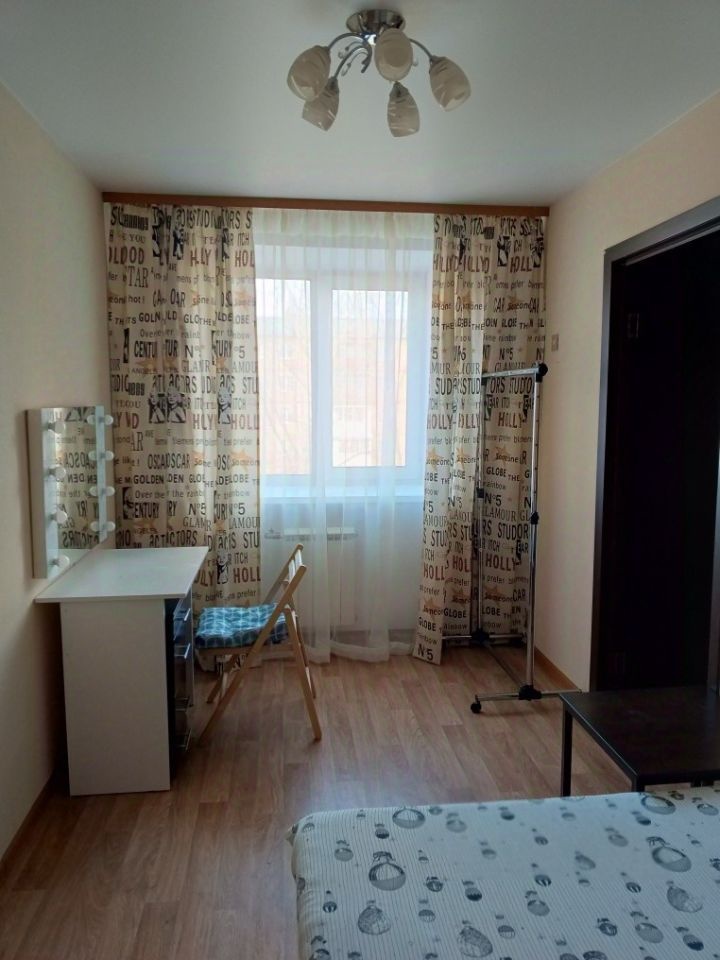 Квартира в кирпичном доме со смежно-изолированными комнатами. С/у совмещен выложен кафелем.Окна стеклопакеты.балкон застеклен, на полу линолеум.